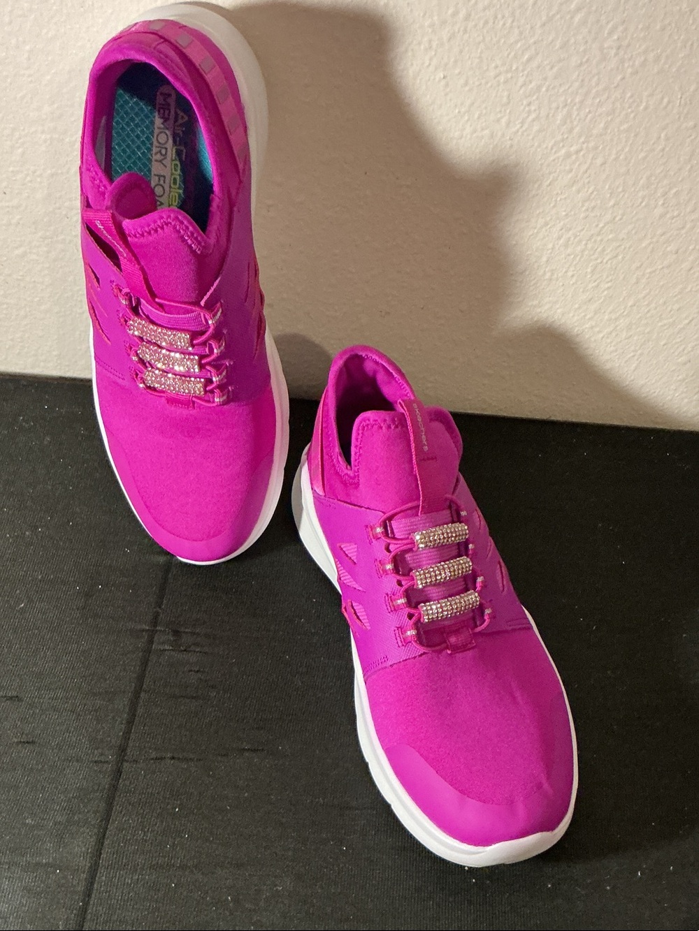 Skechers bling Women’s Hot Pink Athletic Sneakers with Sparkle Laces new sz 5